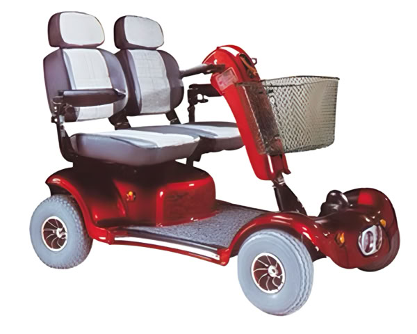 Roter elektrischer Mobilitätsscooter mit zwei Sitzen und einem Korb vorne.