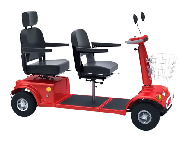 Roter elektrischer Mobilitätsscooter mit zwei schwarzen Sitzen hintereinander, Lenker mit Spiegeln und einem vorderen Korb.