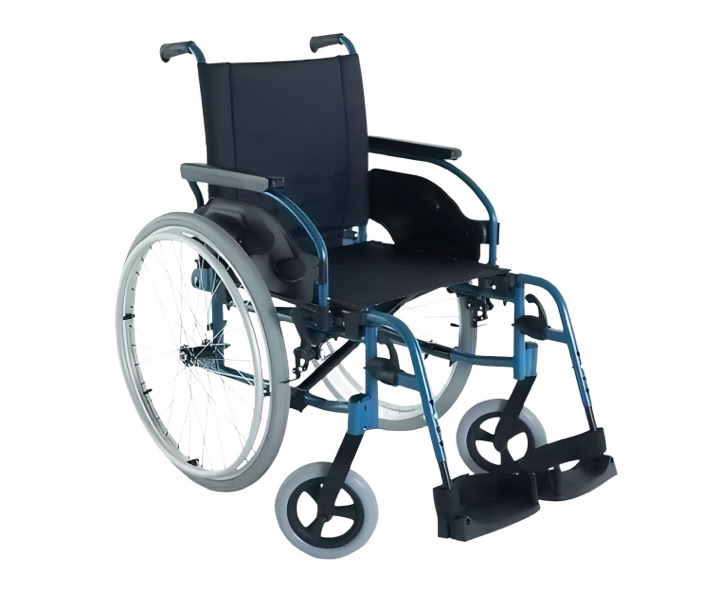 Ein leerer Rollstuhl mit blauer und schwarzer Polsterung, großen Hinterrädern und kleinen Vorderrädern.